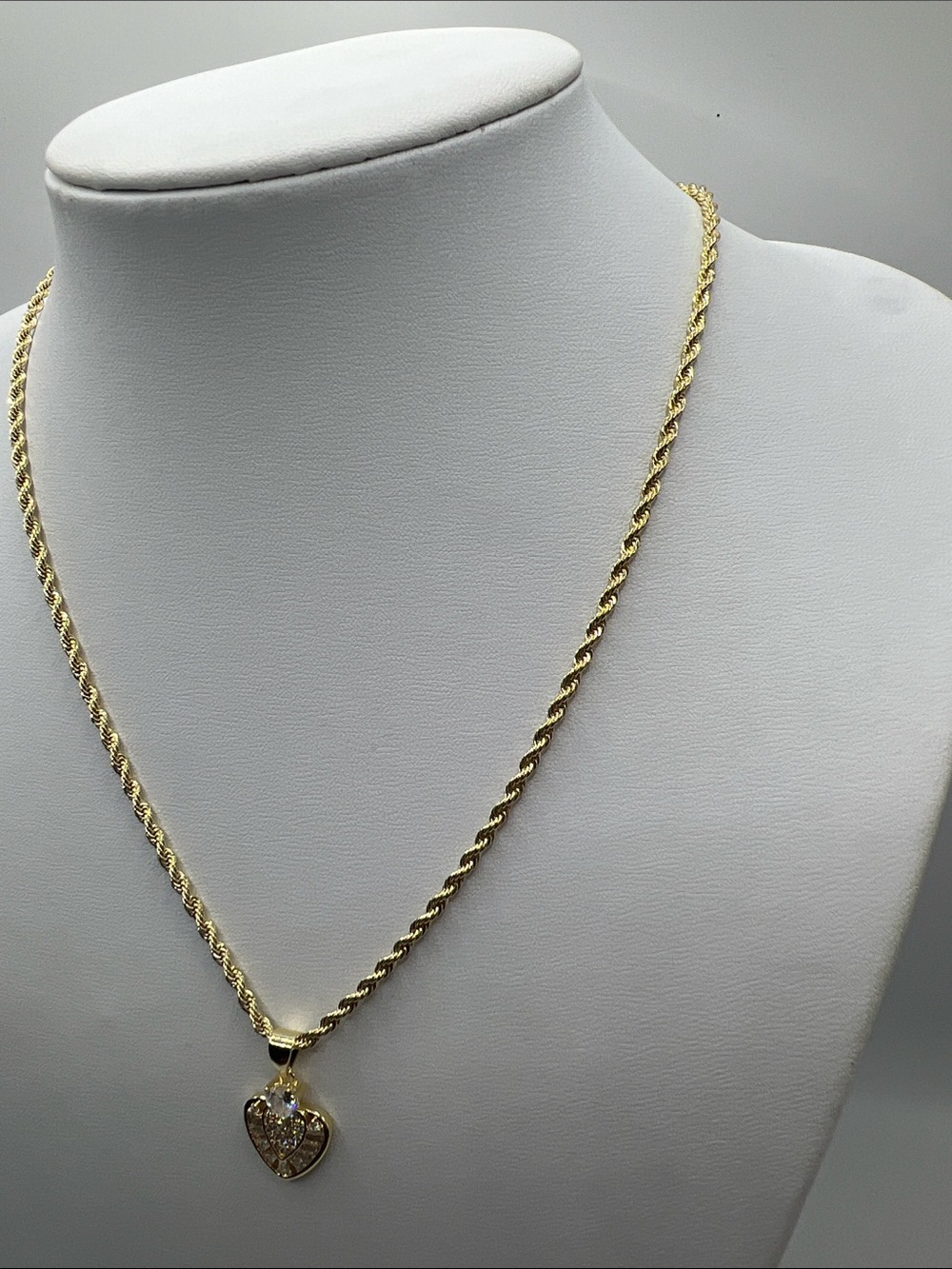 1387. 18k Gold Plated Heart Pendant With Crystal Accents 18k Gold Plated Chain - Picture 5 of 10